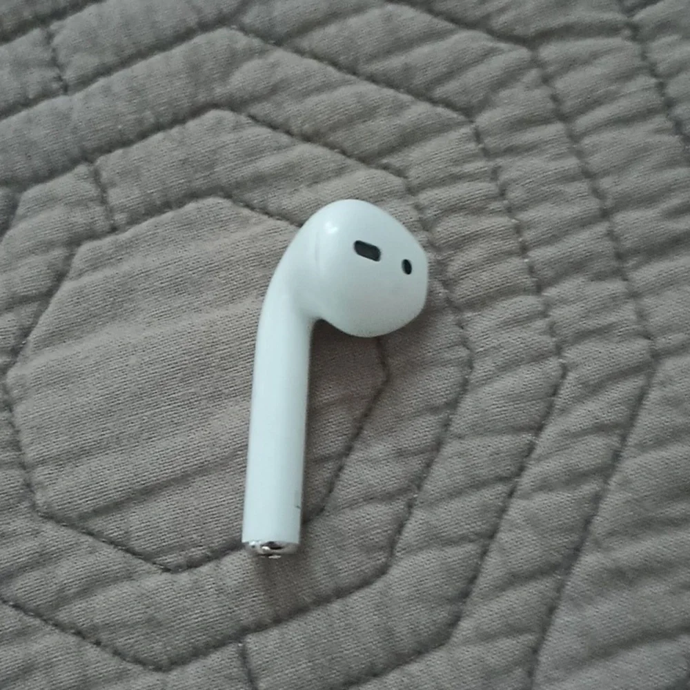Single left Apple 2nd gen earbud, used,good working condition